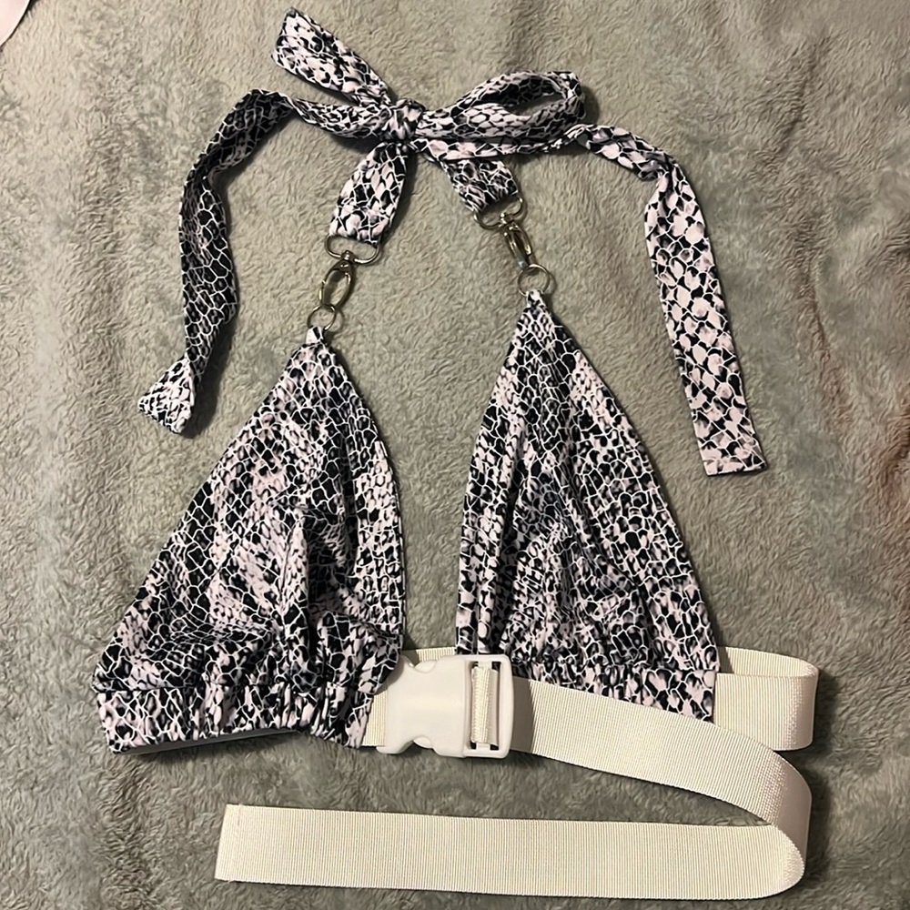 Belt buckle snakeskin top